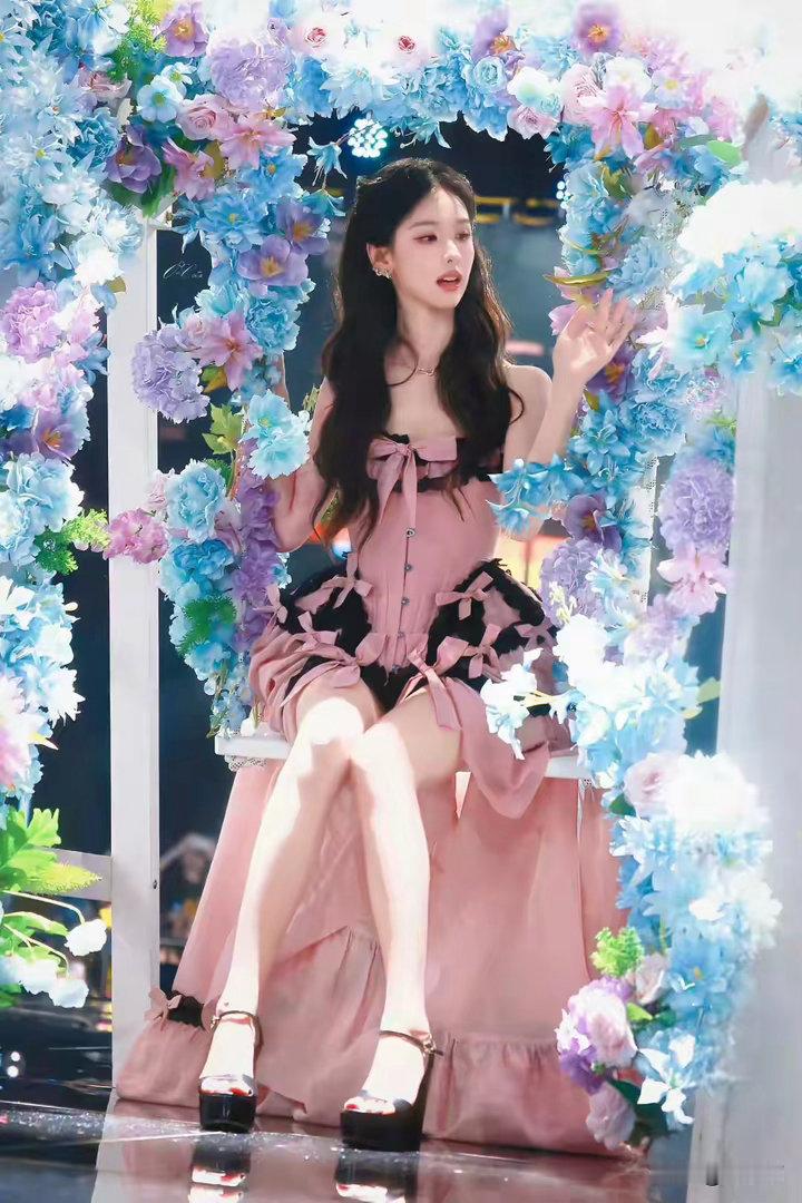 陈都灵出席线下活动，穿黑高跟美足白皙，本人超美超仙～