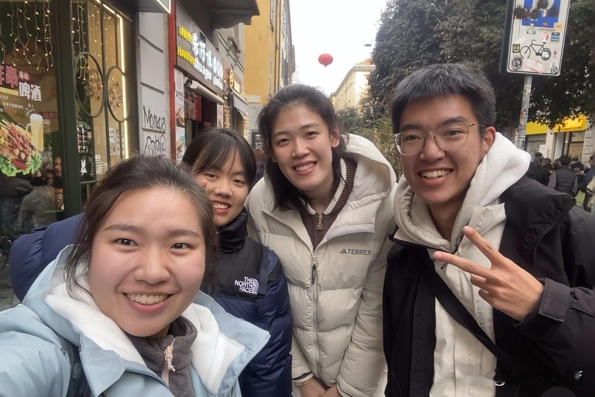 球迷在米兰街头偶遇李盈莹，问及转会米兰事宜，李盈莹表示米兰俱乐部正在走流程。这是