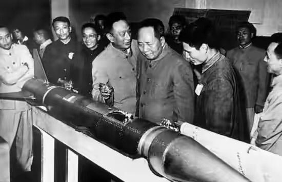 毛主席在上海，1960年5月，毛主席在柯庆施陪同下在上海考察。毛主席参观了中国