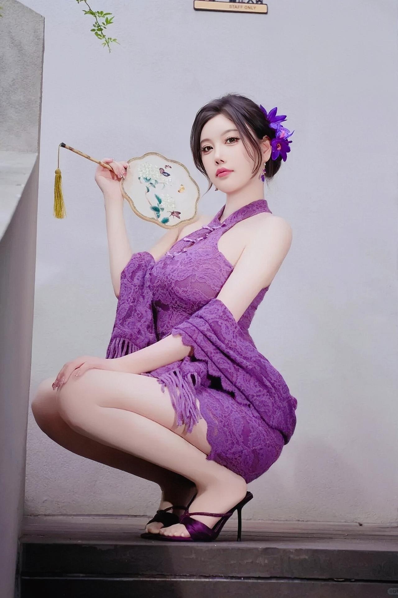 《绮罗香》紫绮裁成贴体妆，流苏垂袂暗生香。团扇轻摇凝秀色，簪花斜缀衬新妆。