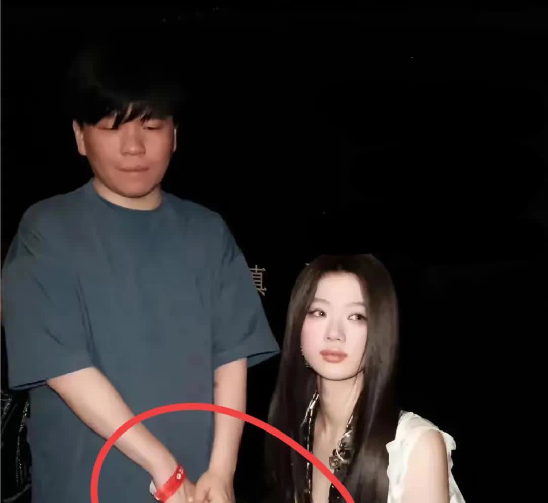 22岁单依纯十指紧扣石头哥全网都在等她翻车台上她唱得空灵，台下她