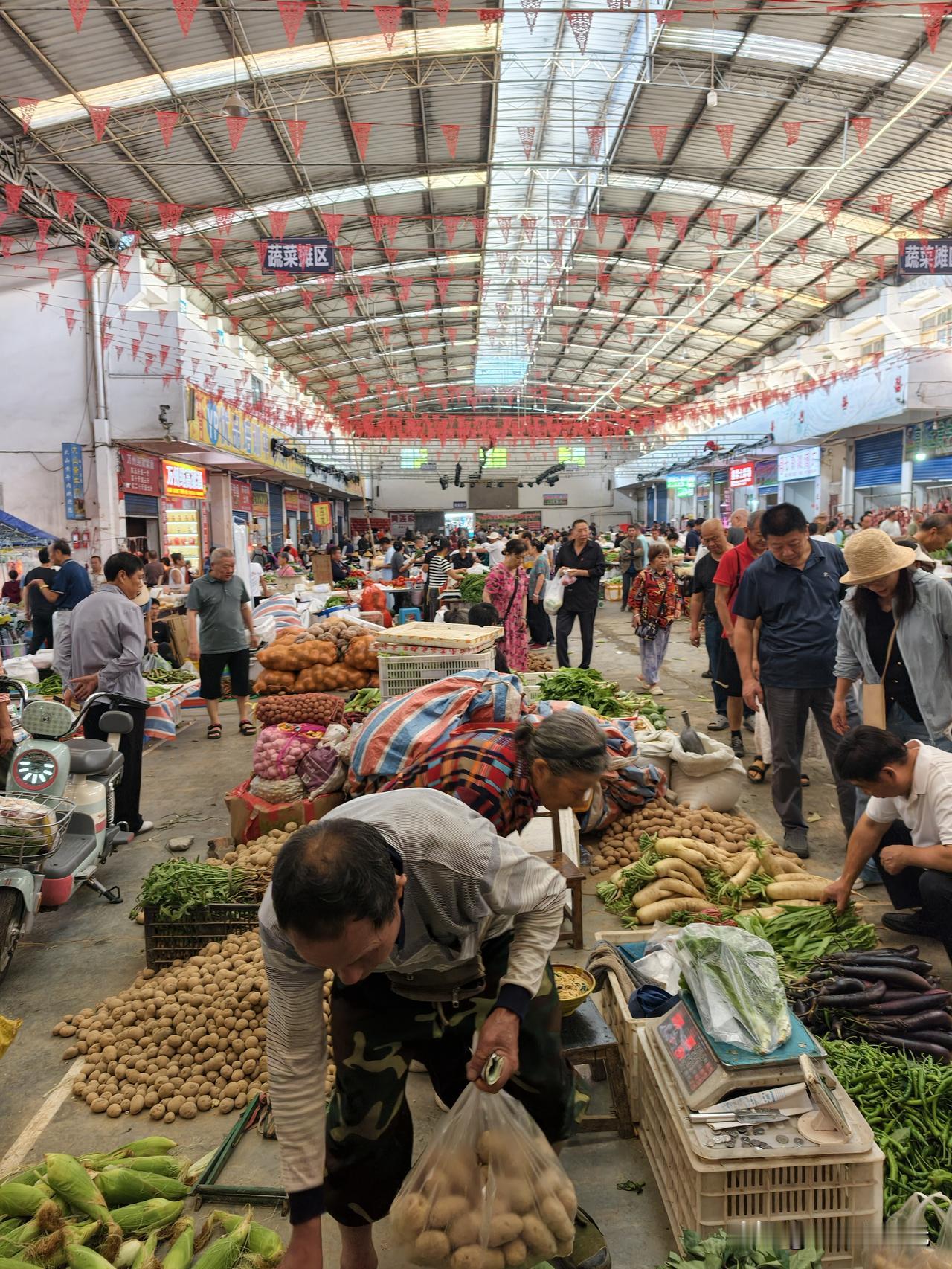 避暑胜地，重庆黄水的农贸市场有点大，比咱县城的还要大。黄水中心农贸市场有几大区