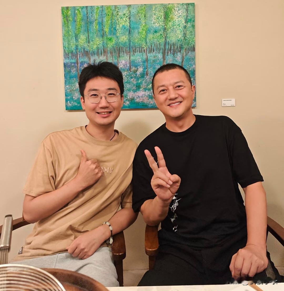 李亚鹏在阿那亚吃火锅被偶遇，他留着寸头，看起来胖了不少，脸好圆润，面相变慈祥了，