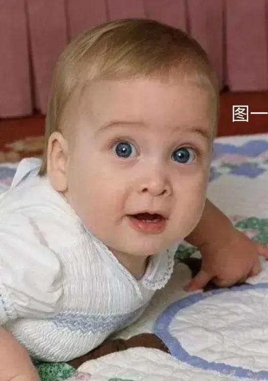 乔治王子和父亲威廉小时候的样子好萌啊，年少的父子二人都是翩翩美儿郎。中年的威廉