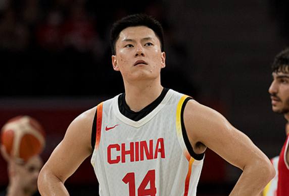 李弘权连进两个三分。对郭士强来说问题非常大。李弘权那就个球明显就是不打算按战术打了，好嘛一暂停回来老