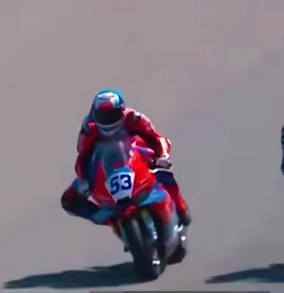 张雪机车刚登陆香港就被疯抢，旗舰820RR定价8.2万港币，首批配额几分钟抢空，