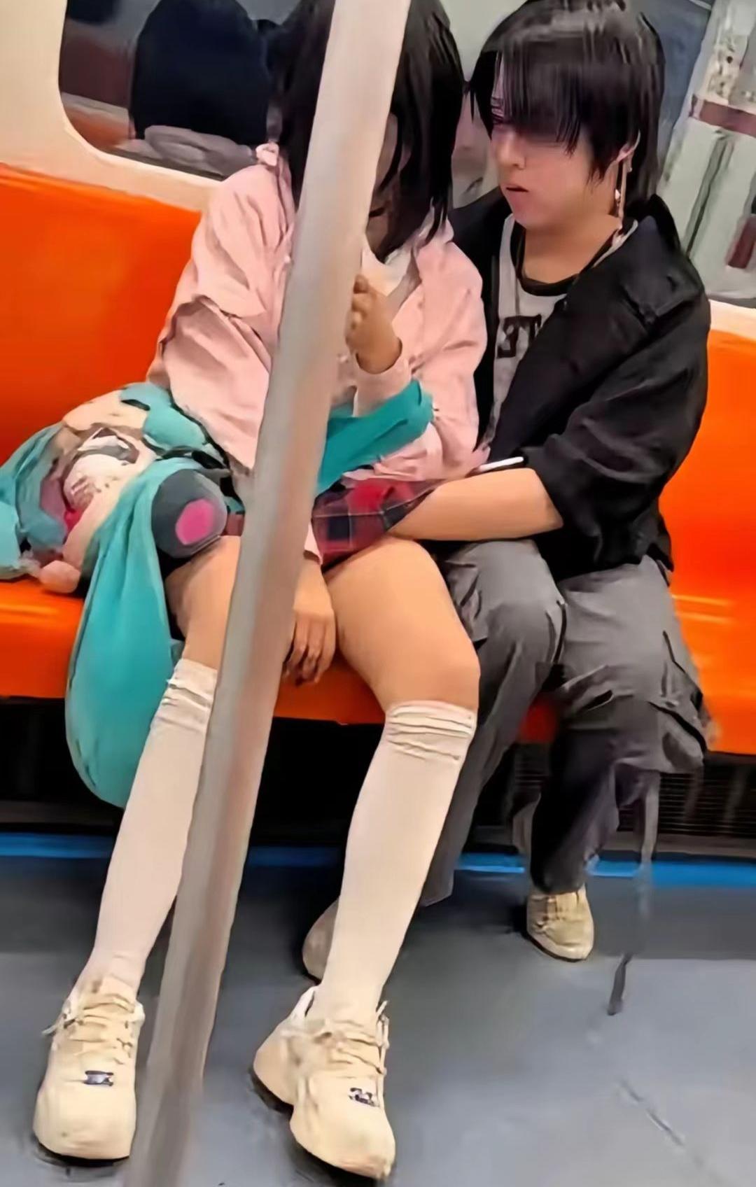 地铁上男孩把手伸进女孩裙里看到这张地铁照片，心里咯噔一下。照片里男孩的动作看