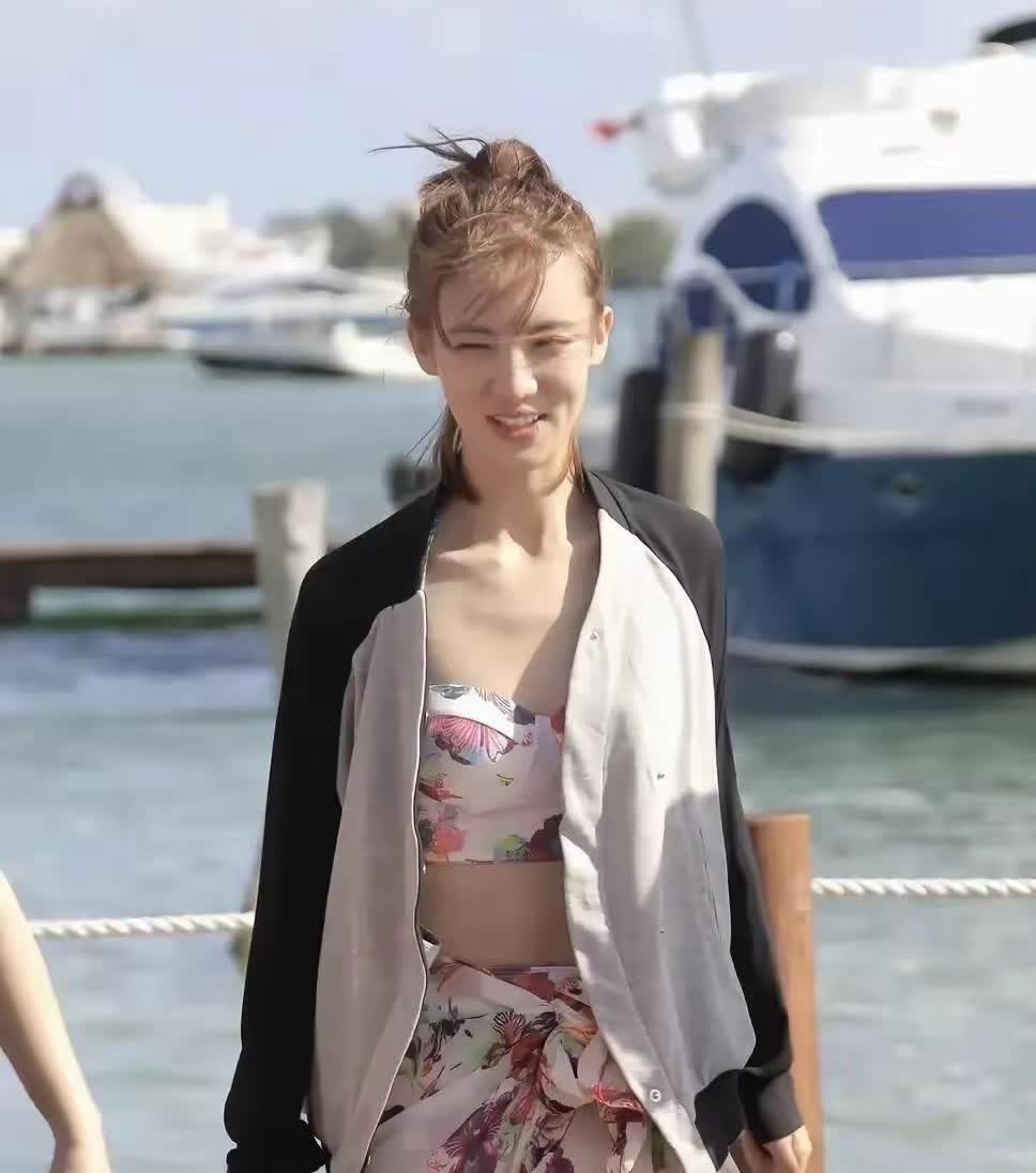 金晨泳装照也太美了吧，这么完美身材是真实存在的吗？