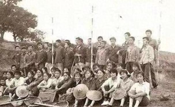 1980年，北京知青为了返乡，狠心抛弃了3岁的儿子和丈夫，没想到，43年后，她去