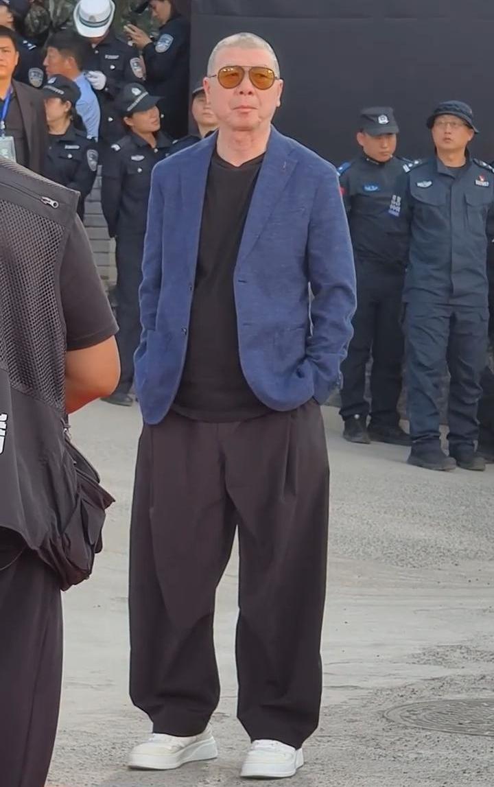 “66岁冯裤子穿成26岁，蓝西装阔腿裤晃进三里屯，网友炸锅：我妈逼我爸连夜下单。