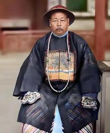 1868年，56岁的左宗棠要杀掉投降的董福祥，部将刘松山大骂：我真是瞎了眼！左宗