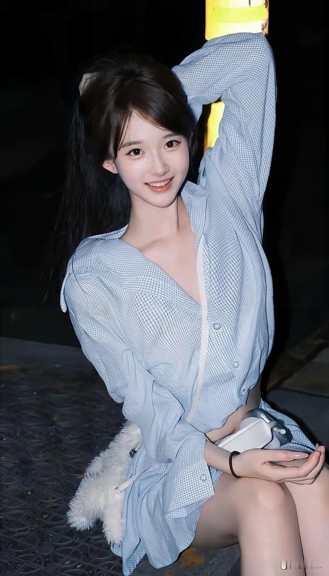 夜色街头，蓝白条纹衬衫少女挎着毛绒包包，甜酷交织，可爱又时尚！💕📸发一张你