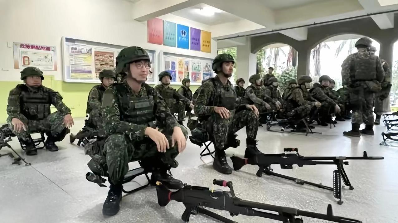 “汉光演习”真是难为娃娃门咯，巴掌大的地方要动员了2万多士兵连搞10天军演，花样