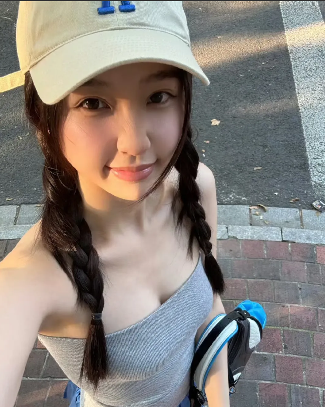 我表姐曾在横店偶遇过虞书欣，据她讲，虞书欣根本不是大家平日里看到的那个模样，