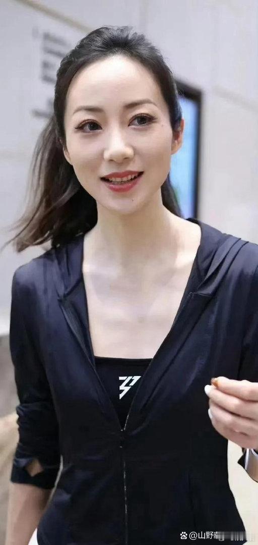 如今的韩雪愈发舒展大气，气质出众，举手投足间尽显优雅，魅力越来越动人。