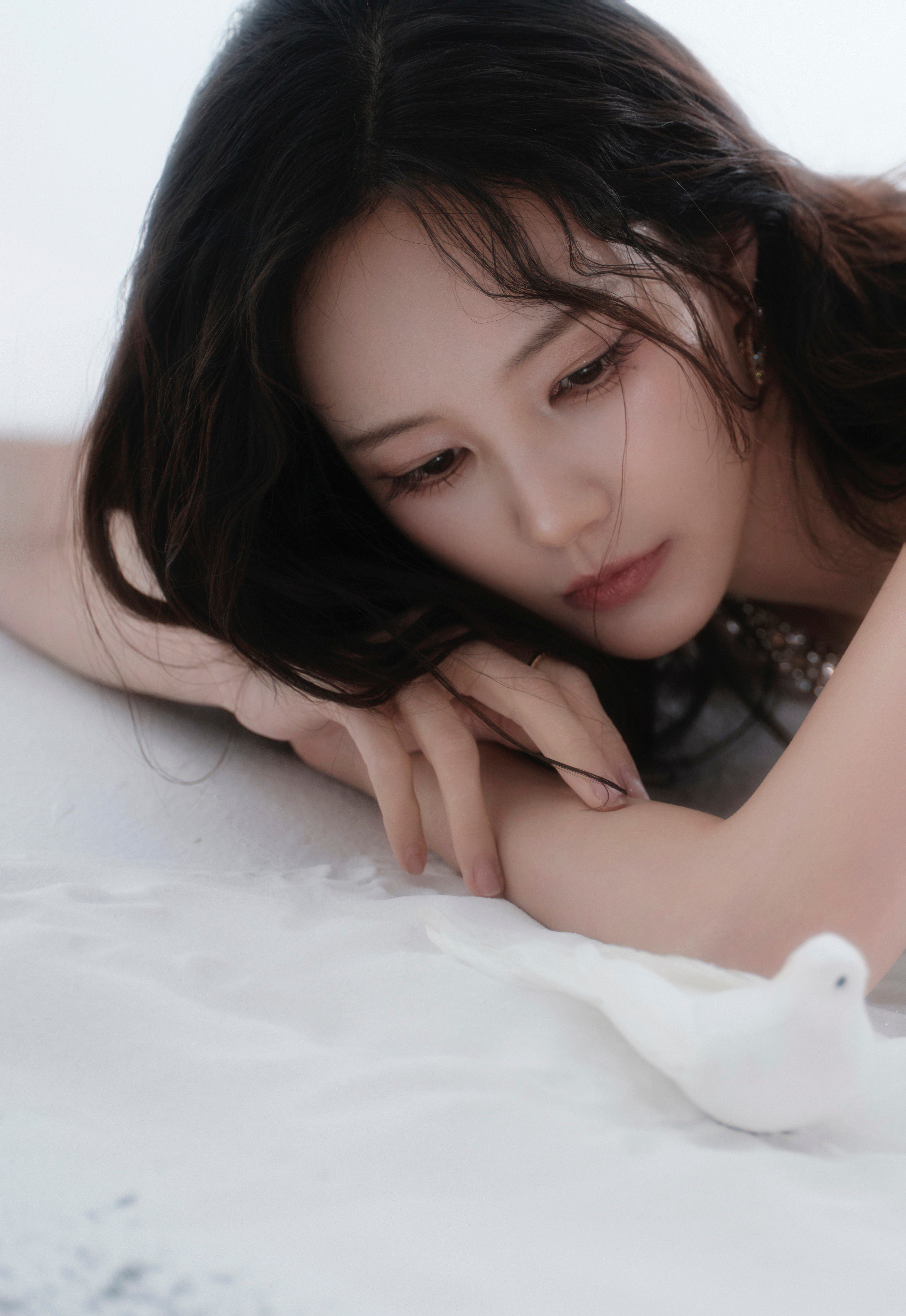 李一桐碎钻缀星河，微光映初心。