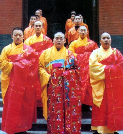 一九九九年，时年三十四岁的释永信晋院升座，成为少林寺第三十代方丈，并进行升丈典礼
