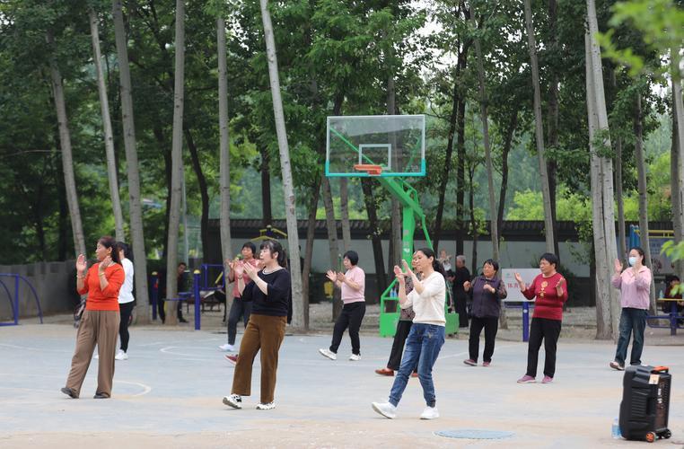 河北遵化持续推进体育惠民工程，盘活闲置地块新建街边球场、健身驿站，完善城乡健身网