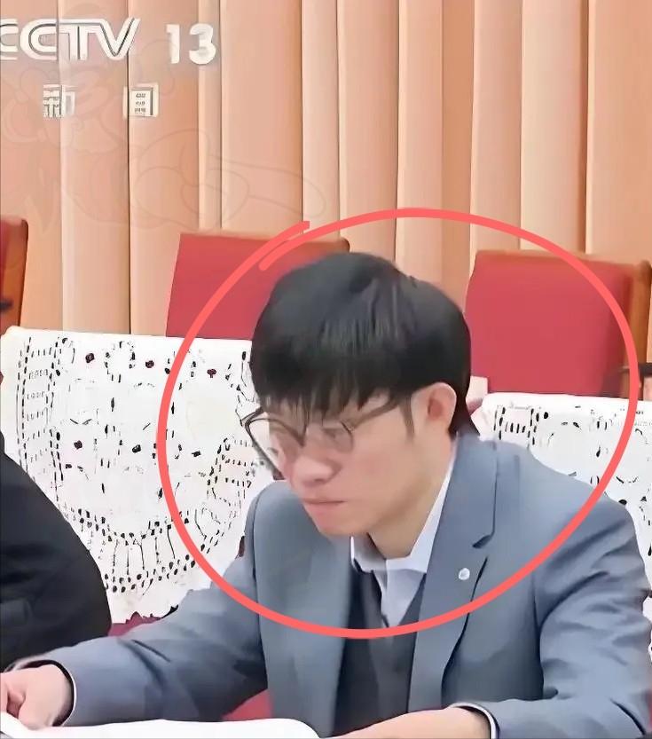2026年5月27日，DeepSeek创始人梁文锋带领团队耗时五个月，将V4万亿