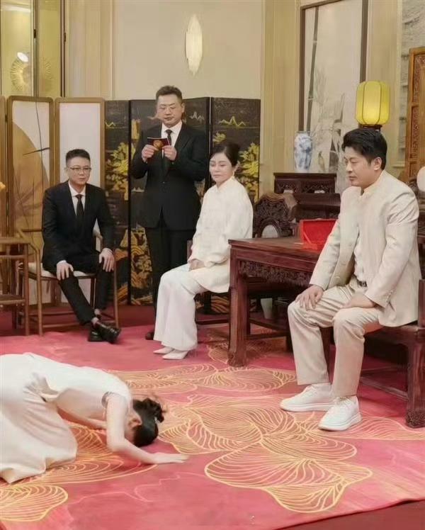 辛巴悬赏百万元威胁前高管前脚摆“收徒大典”，后脚搞“百w悬赏”，最近够高调啊