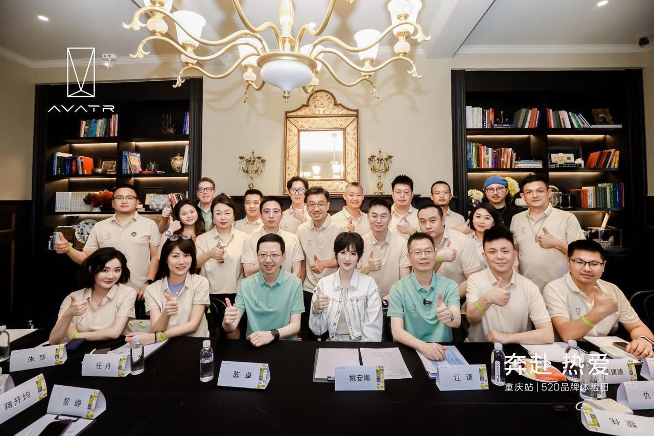 广州车展今天真的藏不住热点。姚安娜一现身就被媒体围堵，问到“华为超4000员工选