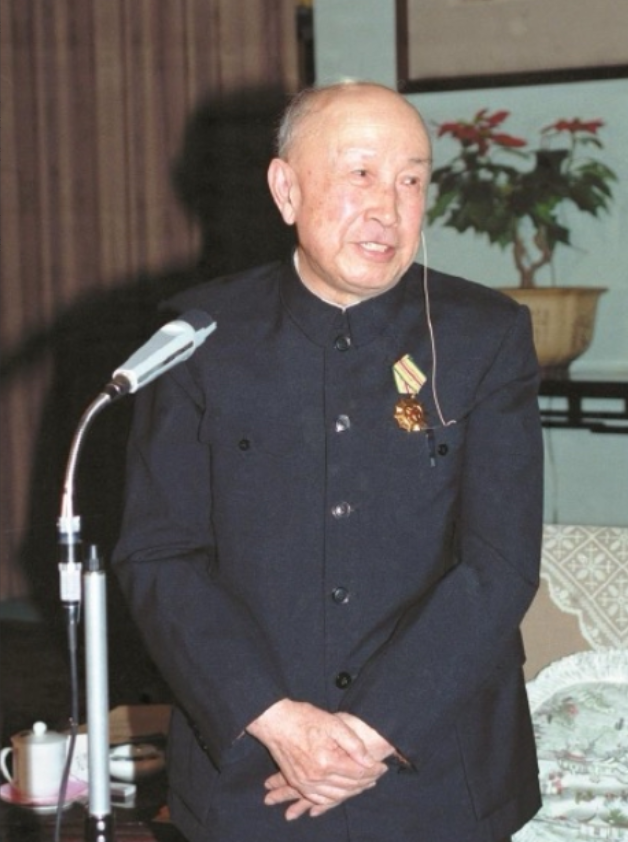 1964年，钱学森在家吃晚饭时，突然闻到了一道菜的味道有些发苦，就皱了皱眉，对家