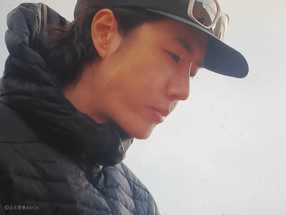 王一博敢与恐惧握手言和王一博吃夹生的野牛排王一博敢与恐惧握手言和，哈哈哈哈不过吃