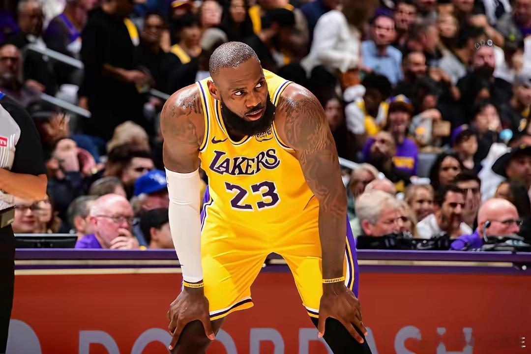 外媒：湖人队和联盟都在逼迫詹姆斯退役。表面上，湖人管理层仍在说着动听的话。总经理