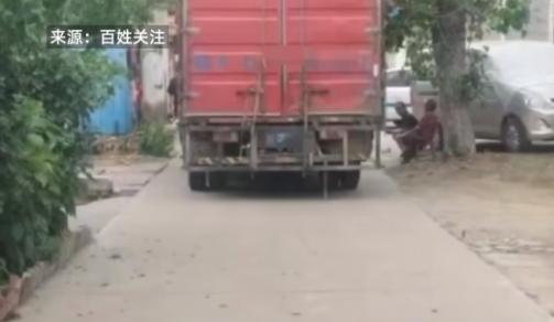 “严查到底！”今年6月，湖北一位货车司机路过一村庄，不慎刮到了村民家的李子。掉在