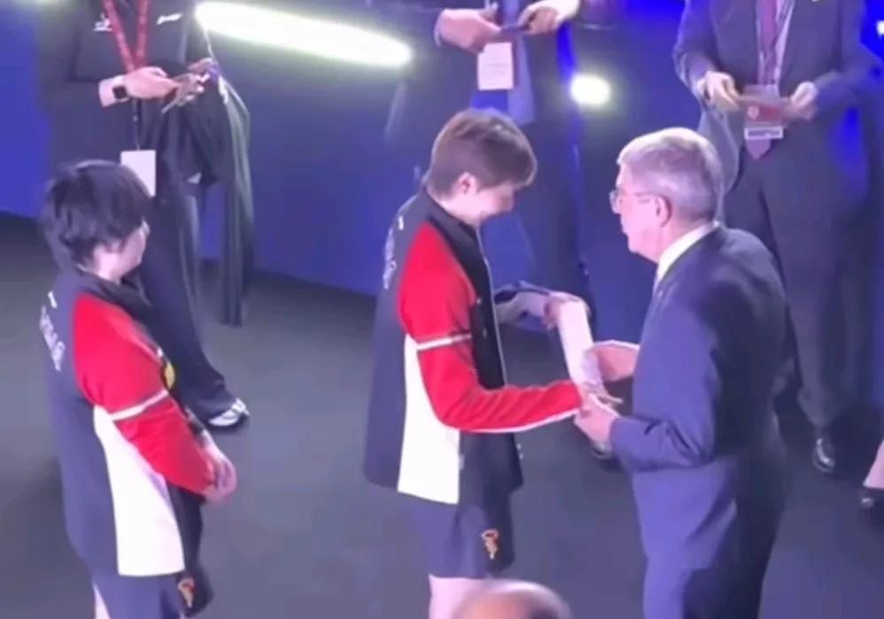 巴赫欣赏对中国女乒情有独钟，给莎莎颁奖，等候给曼昱送小礼物。巴赫主席给予曼昱的