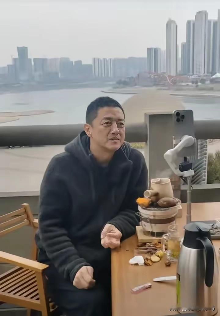 ，李亚鹏的营地开了。不是在云南深山，不是在青海湖边，就在北京怀柔，180亩地，