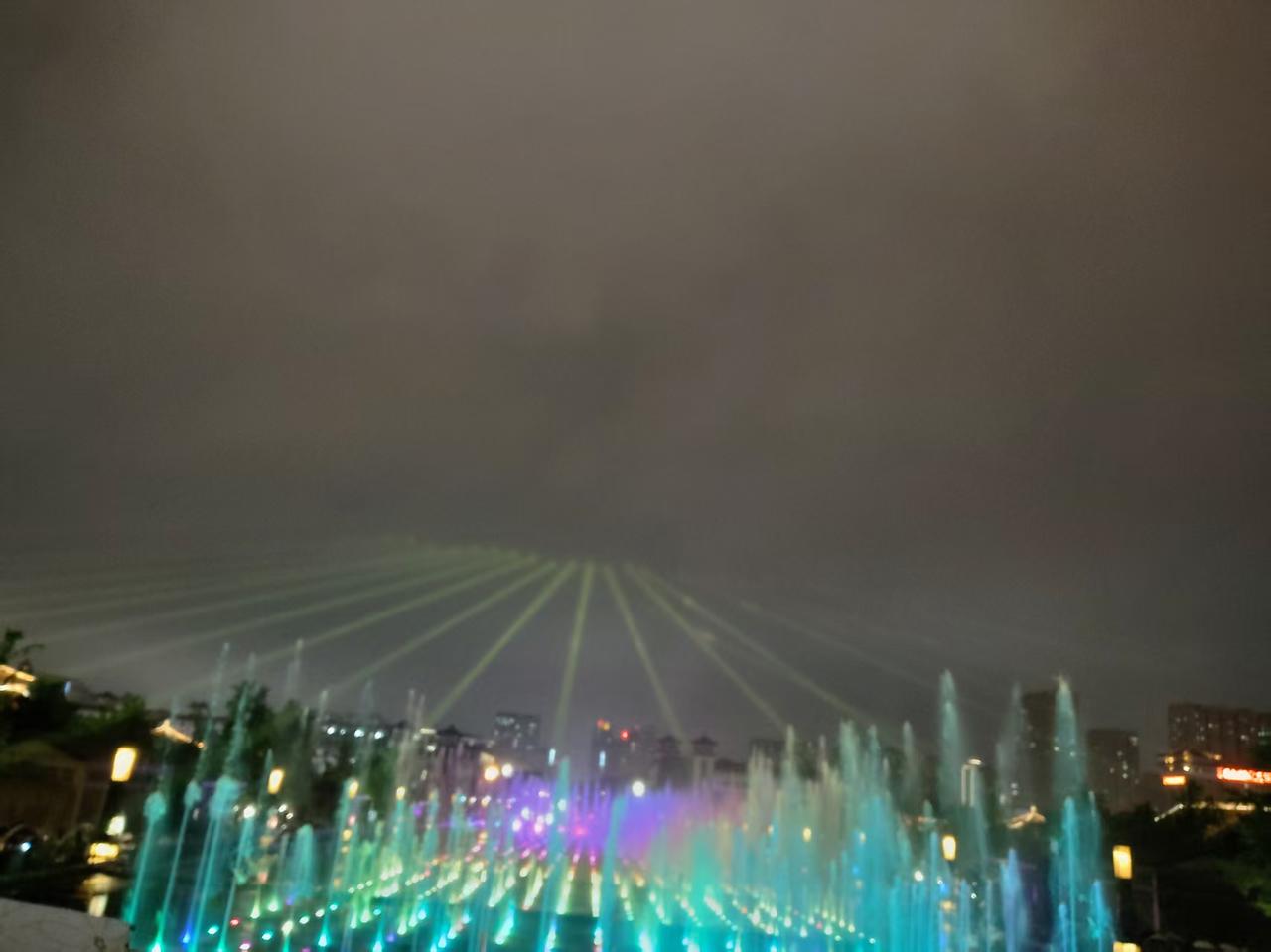 鹰酱:龙，听说过几天你家就要过春节啦？东方龙: