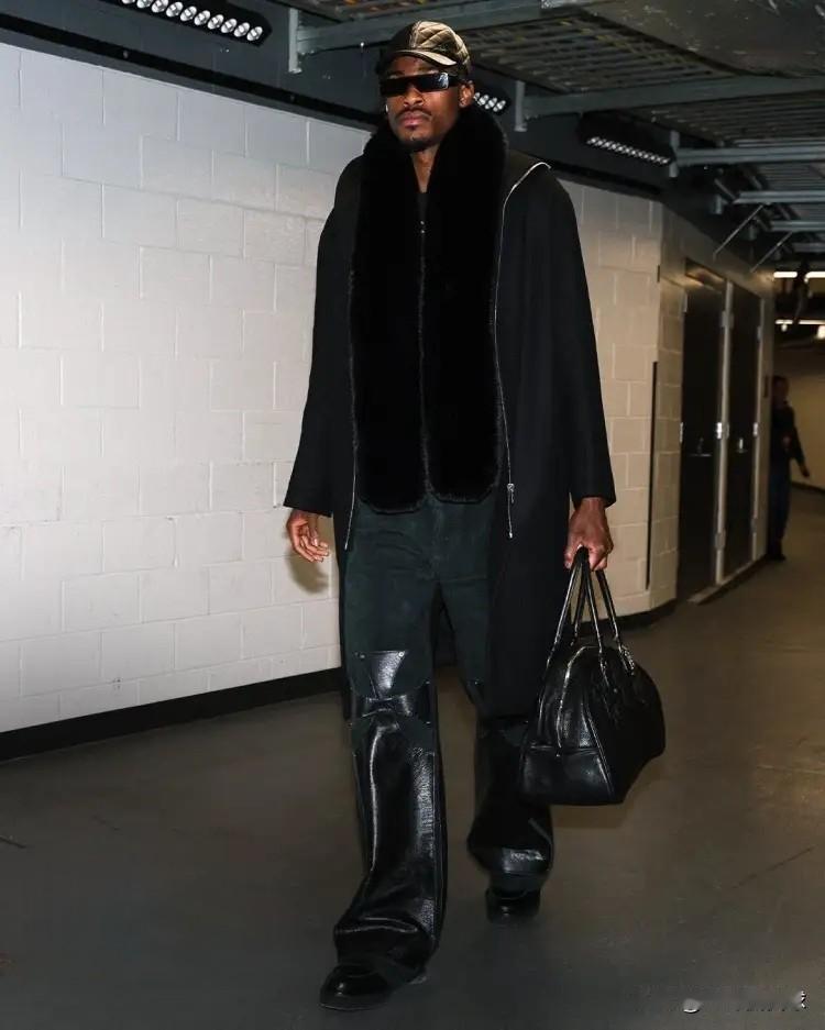 湖人悍将范德比尔特真是不可或缺！在今天湖人客场以129：118击败公牛的比赛中，