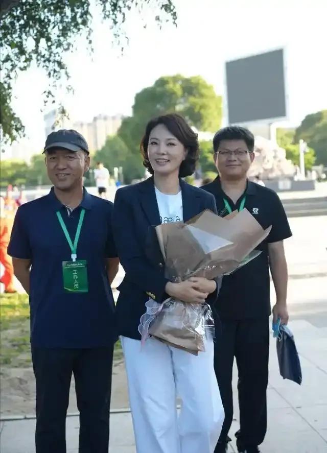 离开央视之后，她的气质真的是越来越好了。黑色西装白色西裤的她，充满满满的松弛