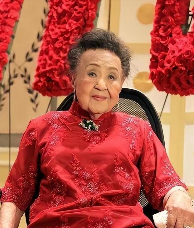 严幼韵的女儿说，我妈妈有几千件旗袍，随便一件，质地都极佳，当古董都够格，不适合的