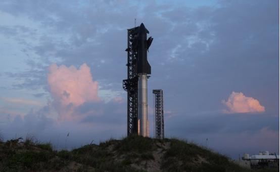 SpaceX周二晚上启动了其巨型超重型星际飞船火箭的第10次试飞，这是一项