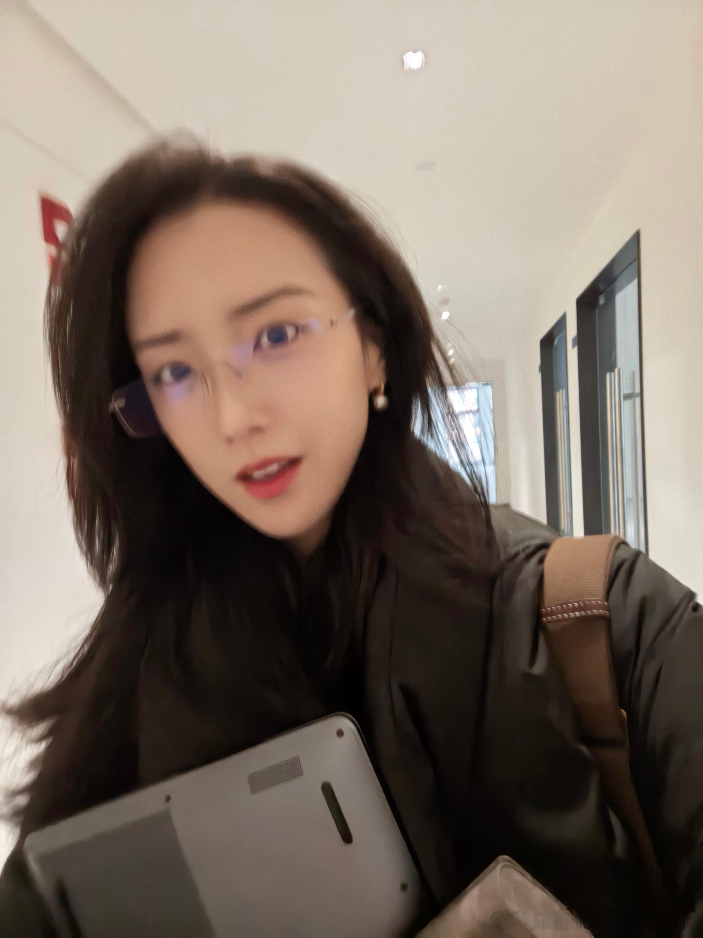 眼镜带上了，选了当时的图一，飞奔出差～