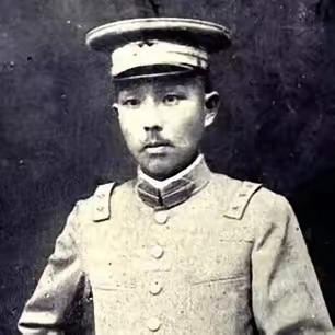 一天晚上，大军阀杨森喝醉了，误把自己的干儿女曾桂芝当成了姨太太，抱着她宠幸了一晚