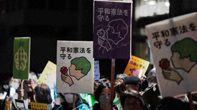 最近上海一些日本侨民的朋友圈，气氛有点不一样。 往常多是晒美食、晒娃、晒周末