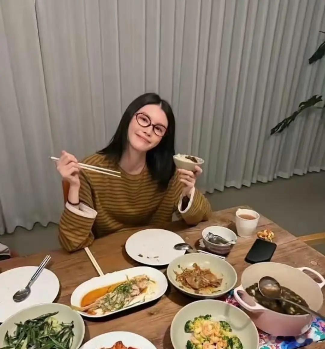 何穗晒陈伟霆做的五菜一汤：内娱最踏实的甜！帅脸配厨艺真的绝杀 ​
