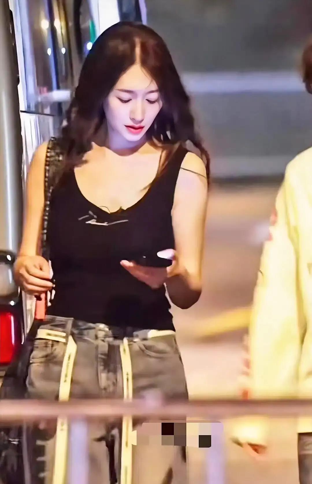 李小冉在浪姐宿舍啃半根玉米被弹幕狂刷心疼，我直接笑出声。镜头里她一口面包两口