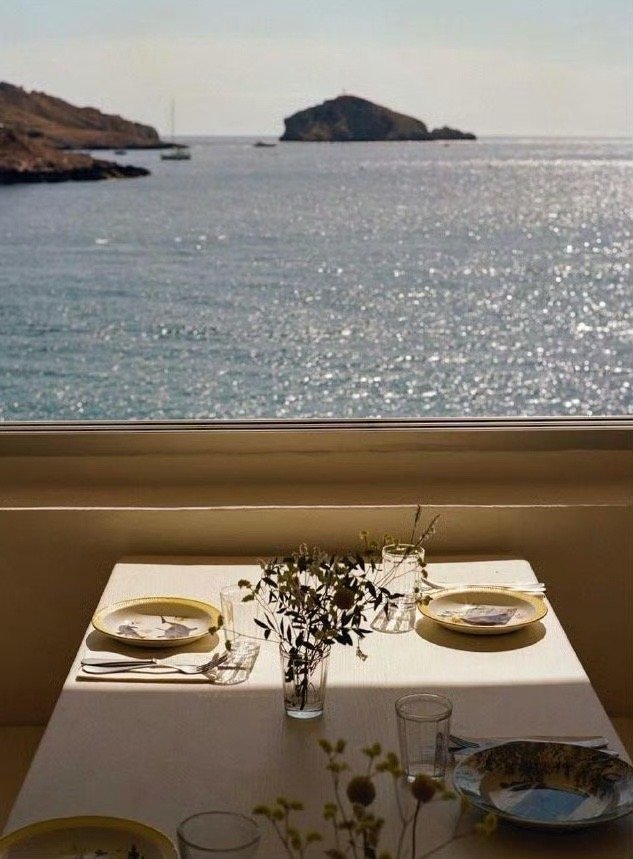 有两种事我们应该尽量少干，一是用自己的嘴干扰别人的人生，二是靠别人的脑子思考自己