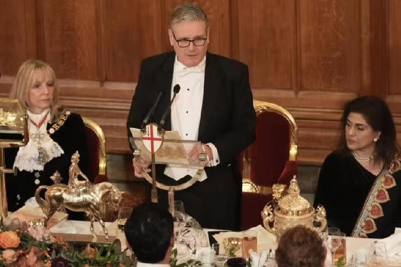 12月2日，路透社报道:“英国首相斯塔默周一在伦敦金融城市长晚宴上阐释对华政策，