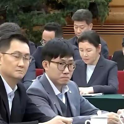 去收割外国市场才叫真英雄！”这话像冰渣子一样甩出来，梁文峰没接，只是那双眼死死盯