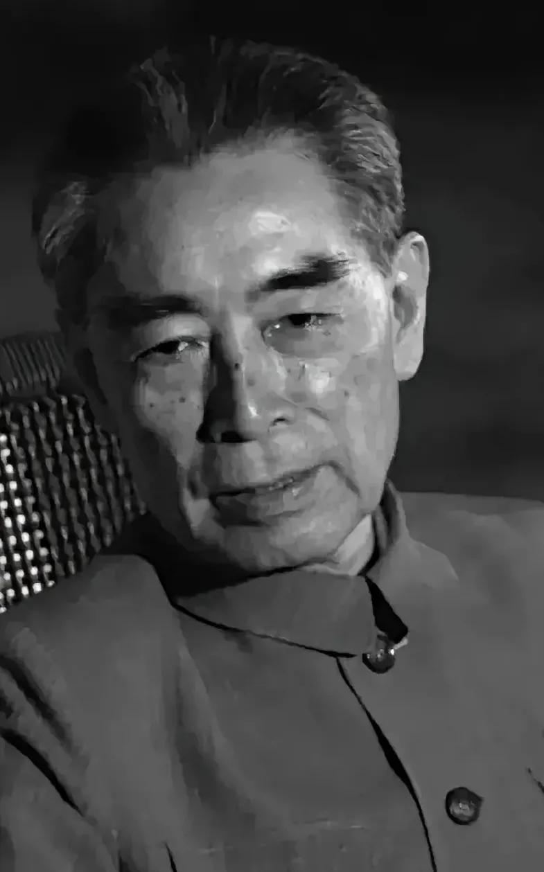 后排听课1958年7月的一天，周总理到广东新会县周郡小学视察，