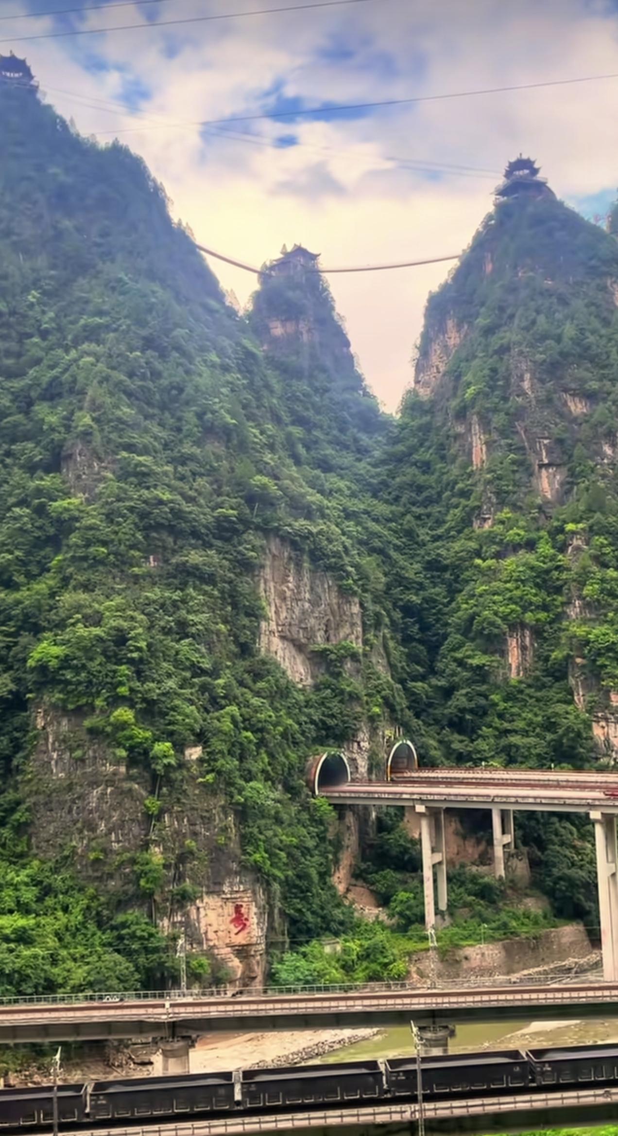这不是重庆，这是陕西，你敢信吗？陕西不只有关中平原，黄土高坡，还有各种险峻的山？