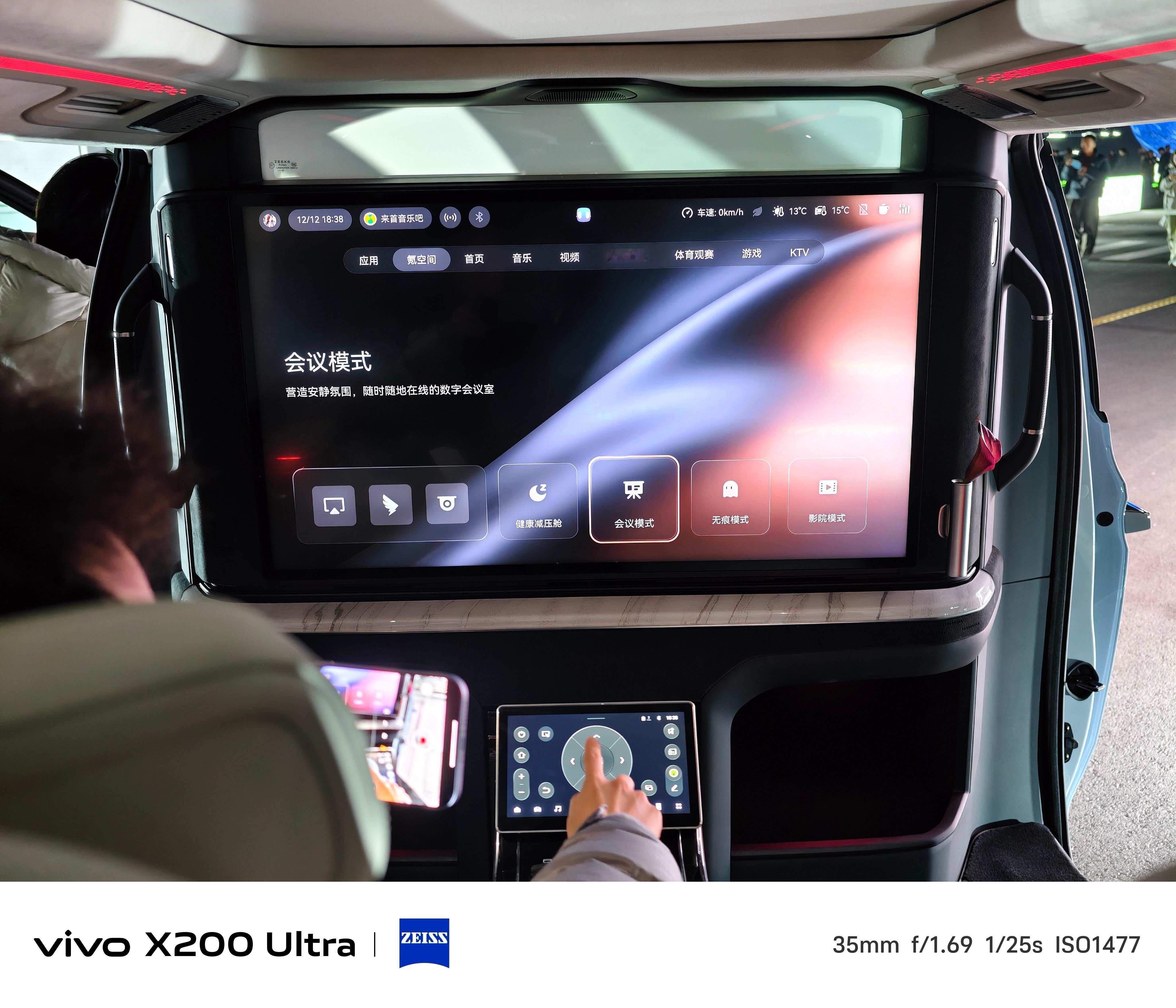 极氪009光辉版这样的车内空间放一个大电视好比60平的小家放了一个100寸电视经