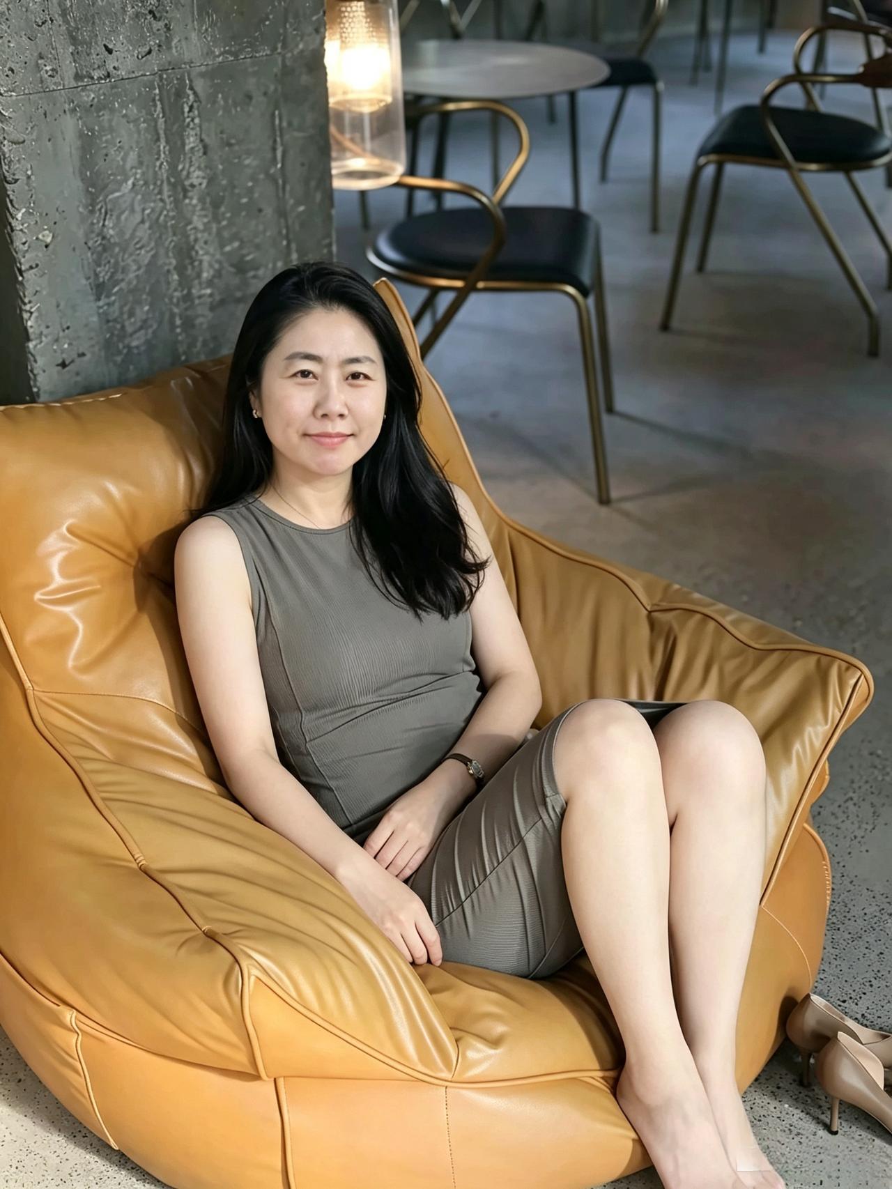 一袭灰裙雅韵生，从容温婉自倾城。回眸浅浅柔情在，长寄痴心伴此生。
