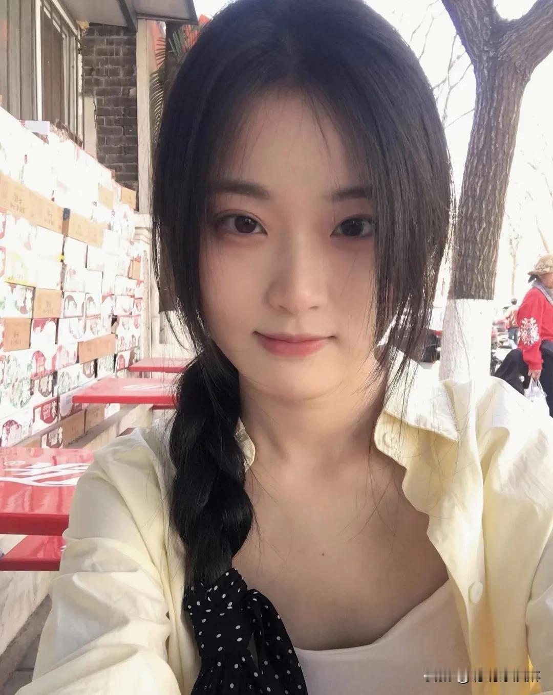 甜妹的日常，谁懂啊！一个微笑融化了整个秋天，温柔藏在发梢，可爱刻进酒窝。