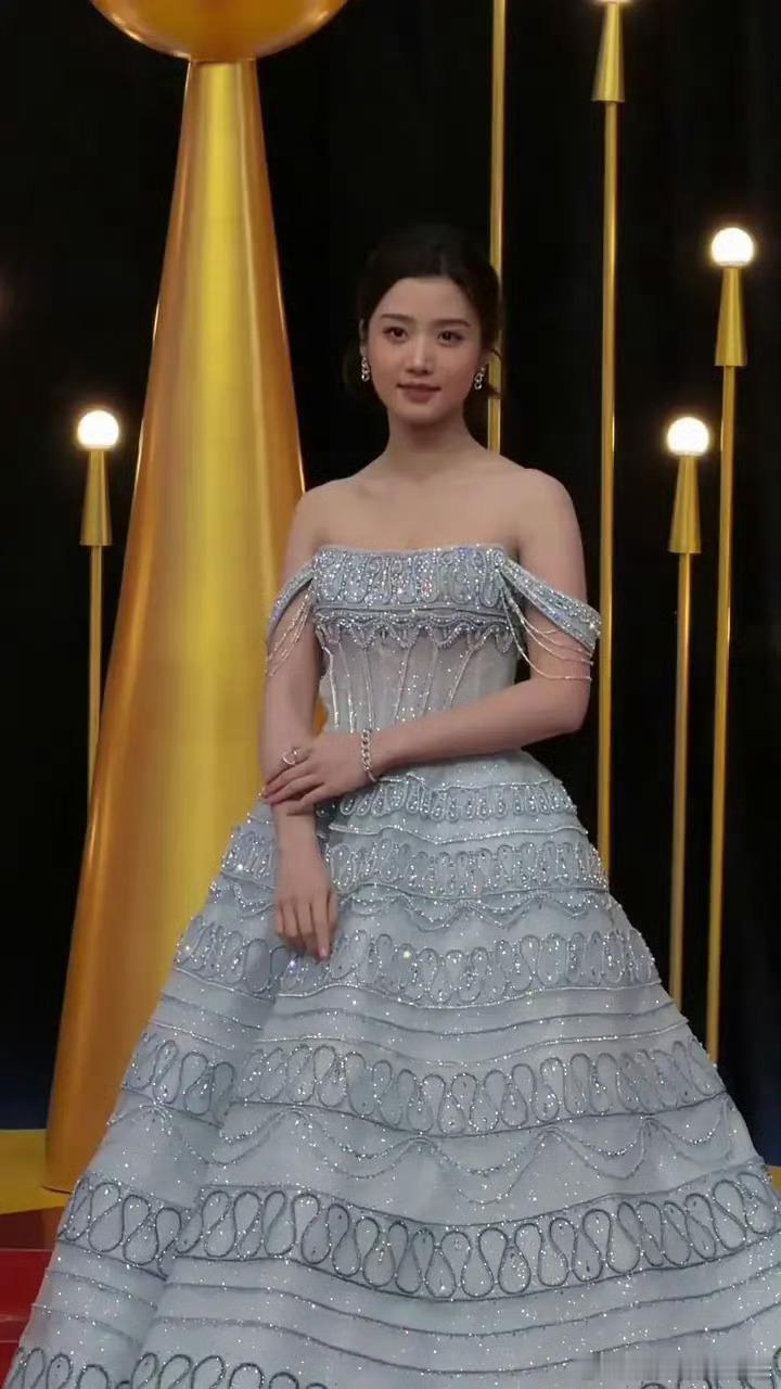 卢昱晓粉丝因为对发型不满意，麻辣卢昱晓工作室。的确披肩发更美啊，可以遮住背，还可